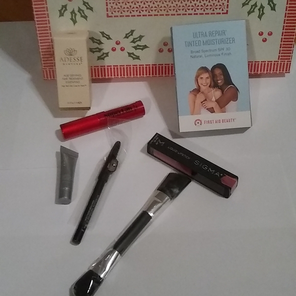 *LIPSTICK LINER LASHES 8-PC MAKEUP KIT & BAG, NIB - Picture 3 of 11